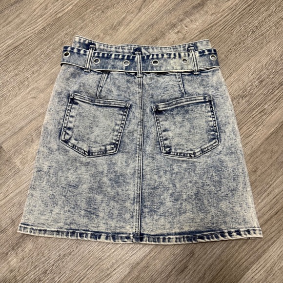 Refuge Denim Acid Wash Belted Mini Skirt High Waisted Blue Grommet Belt Small - Picture 2 of 7